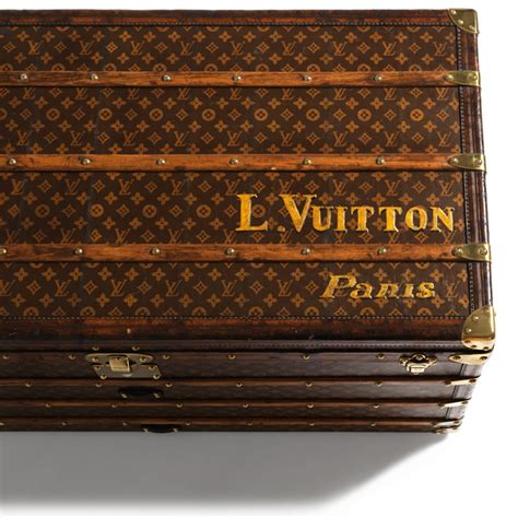 Louis Vuitton koffers te zien in de Beurs van Berlage in Amsterdam